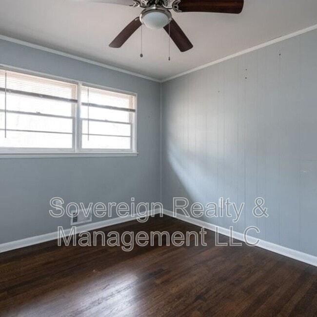 Building Photo - 4085 Kenora Dr SW