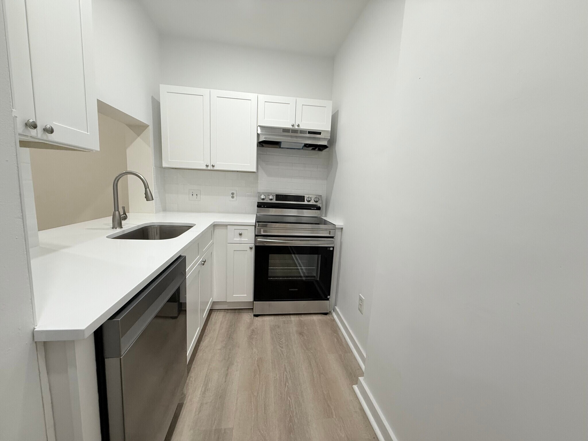 Building Photo - 452 Park Dr
