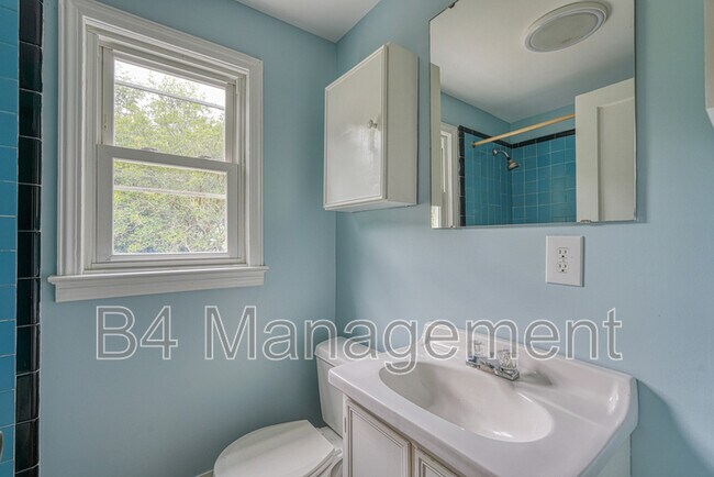 Building Photo - 925 Brentwood Dr