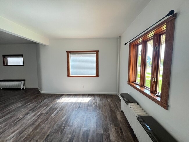 Building Photo - AVAILABLE JUNE - 4 Bed 2 Bath w/ Bonus Room & Garage