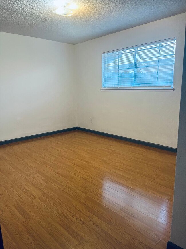 Building Photo - 1117 Roselawn Ave