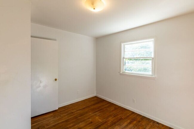 Building Photo - 104 Stratford Ct