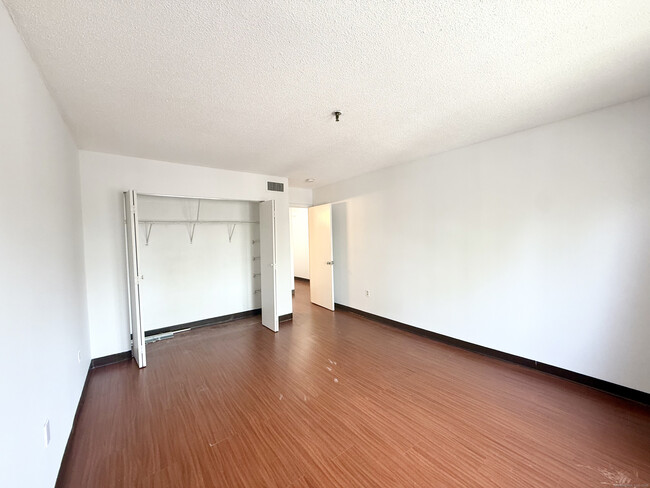 Building Photo - 1204 Whitney Ave