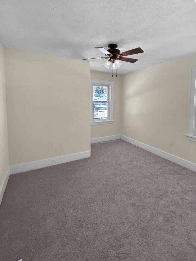 Building Photo - Welcome to this charming 2-bedroom, 1-bathroom home located in the heart of Crescent Township, PA