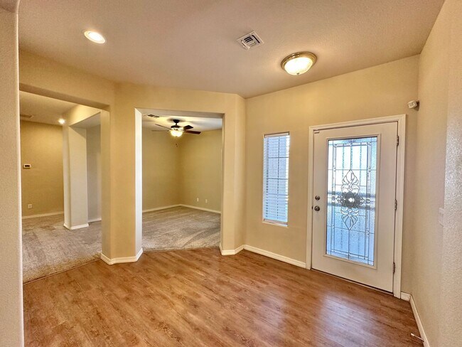 Building Photo - Beautiful 3 bedroom, 3 bathroom home with ...