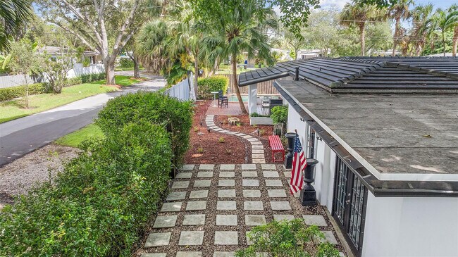 Building Photo - 1221 SW 18th St