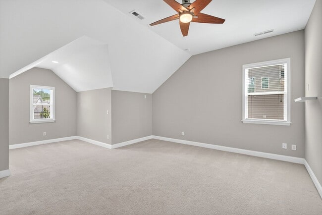 Building Photo - “5-Bedroom Home with Bonus Room & Resort-S...