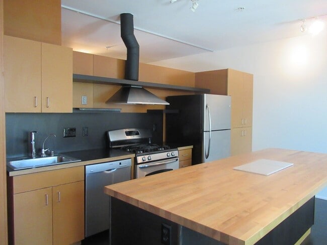 Building Photo - Well Maintained 1 bedroom, 1 bath condo on...