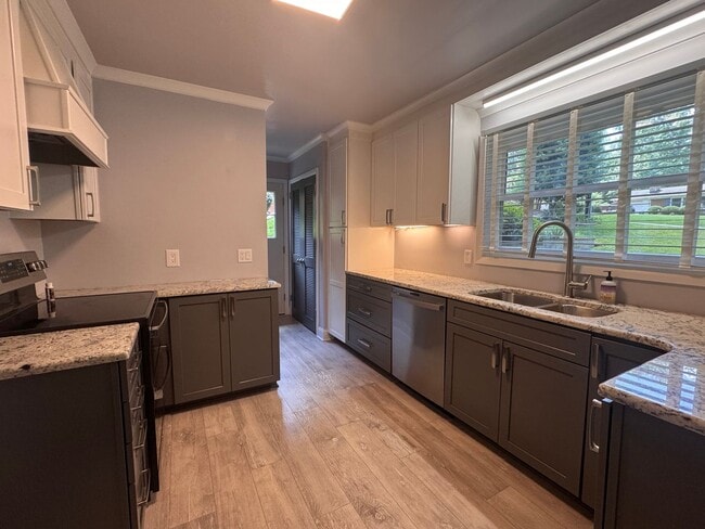 Building Photo - 4 Bedroom Jamestown Beauty!