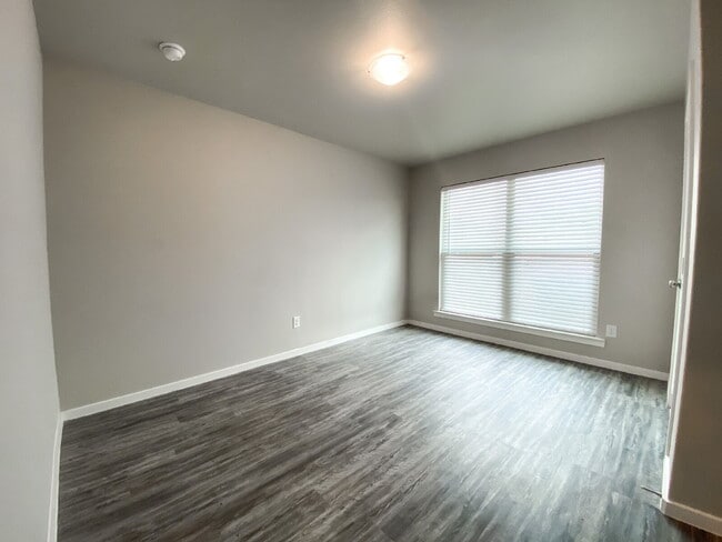 Building Photo - MOVE IN SPECIAL! Luxurious Duplex in Frenship ISD!