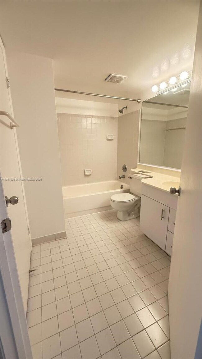 Building Photo - 1002 Coral Club Dr