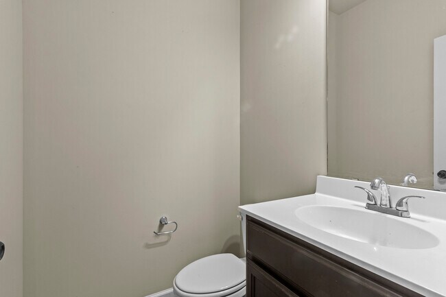 Building Photo - 405 Crestmont Ct