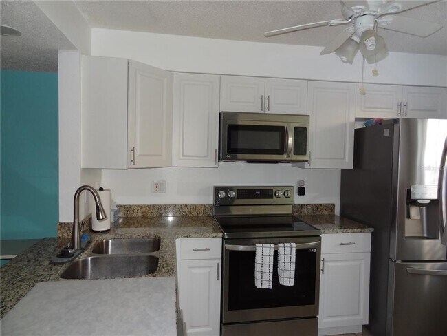 Building Photo - 11135 Carriage Hill Dr