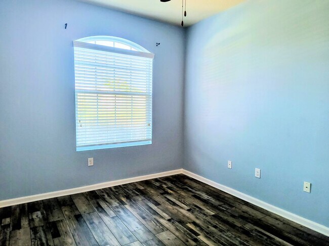 Building Photo - 490 Bismarck Way