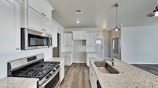 Building Photo - Very Nice 3 Bedroom 2 Bath Home in Yukon S...