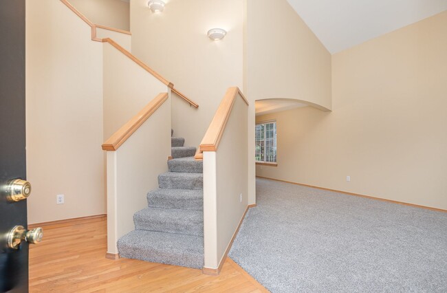 Building Photo - 4 Bd / 2.5 Ba Renton Home