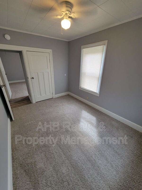 Building Photo - 1104 W Webb Ave