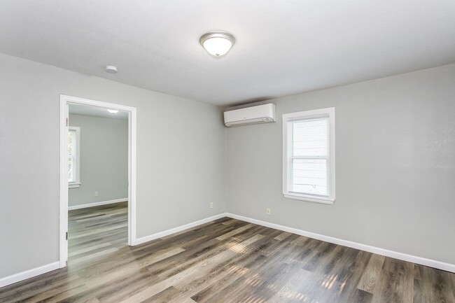 Building Photo - Super Affordable One Bedroom Duplex!