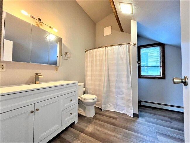 Building Photo - Newly Renovated 3 Bed, 2 Bath With Amazing...