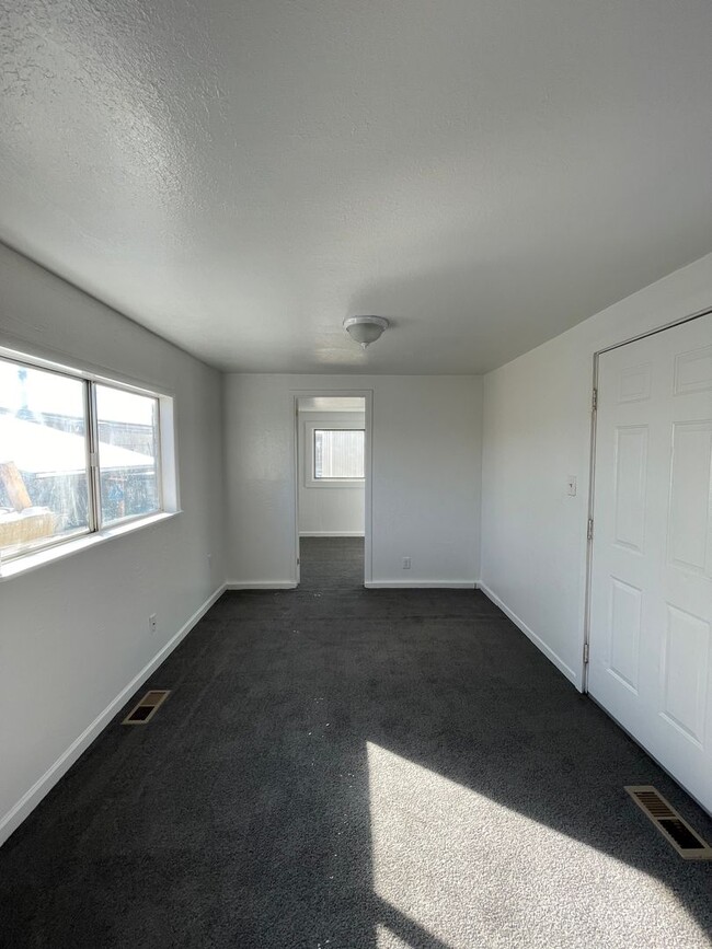 Building Photo - *ALL UTILITIES INCLUDED* 2-Bed, 1-Bath Mob...