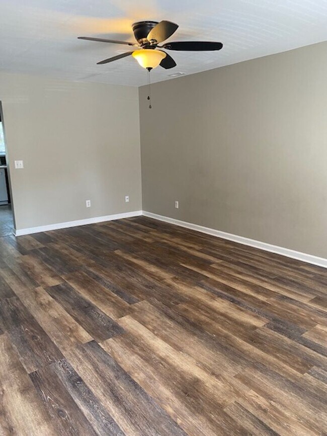 Building Photo - 2 Bedroom 1.5 Bath townhouse