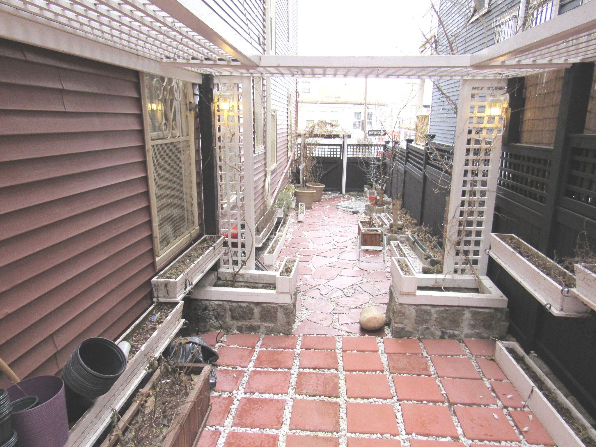 Building Photo - 188 Hillside St