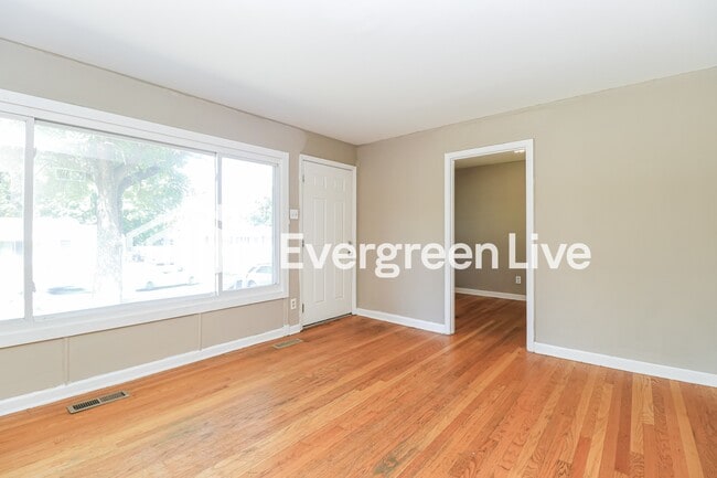 Building Photo - 230 W St Anthony Ln