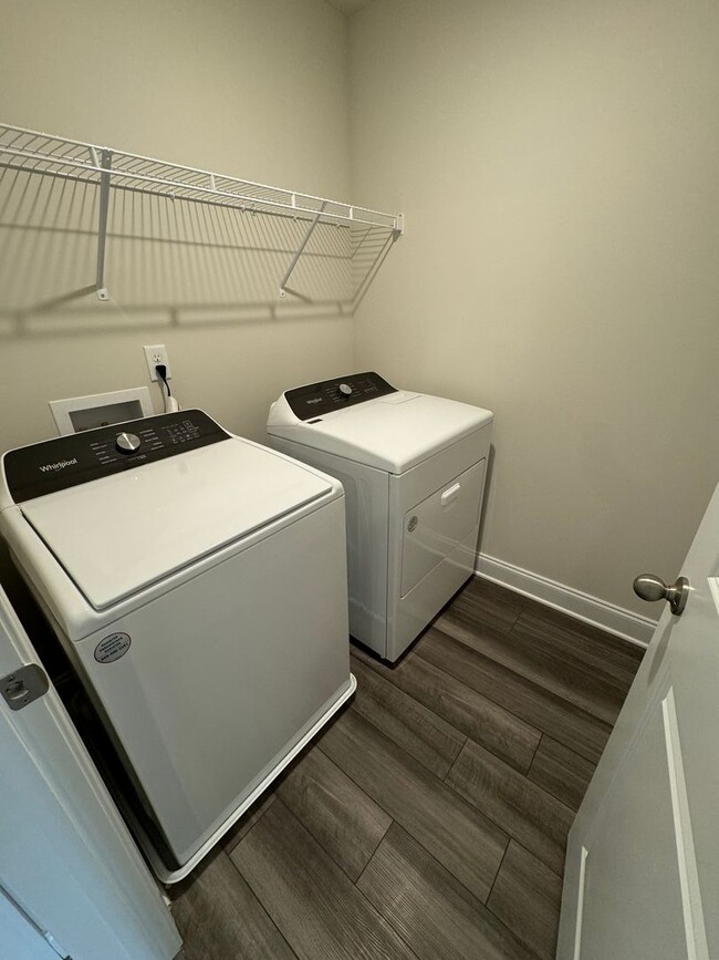 Building Photo - FOR LEASE - 3 bed, 2.5 bath, 1611 sqft tow...