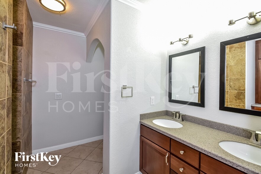 Building Photo - 321 Redstone St