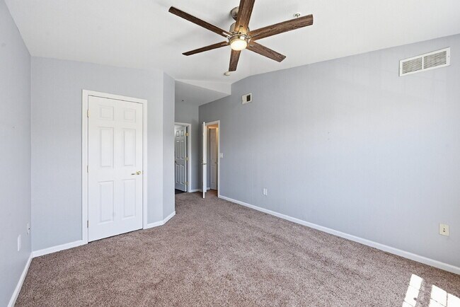 Building Photo - $1,695.95 with $300.00 off the first month's rent, $2 Beds - 2 Bath, Condo in Aurora with in Unit...
