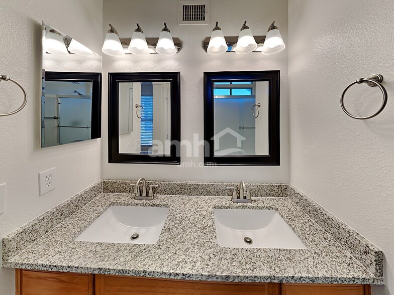 Building Photo - 12866 W Alvarado Rd