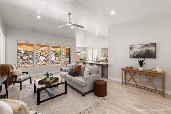 Building Photo - 202 W White Pearl Dr
