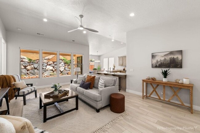Building Photo - Gorgeous 3 Bedroom home!