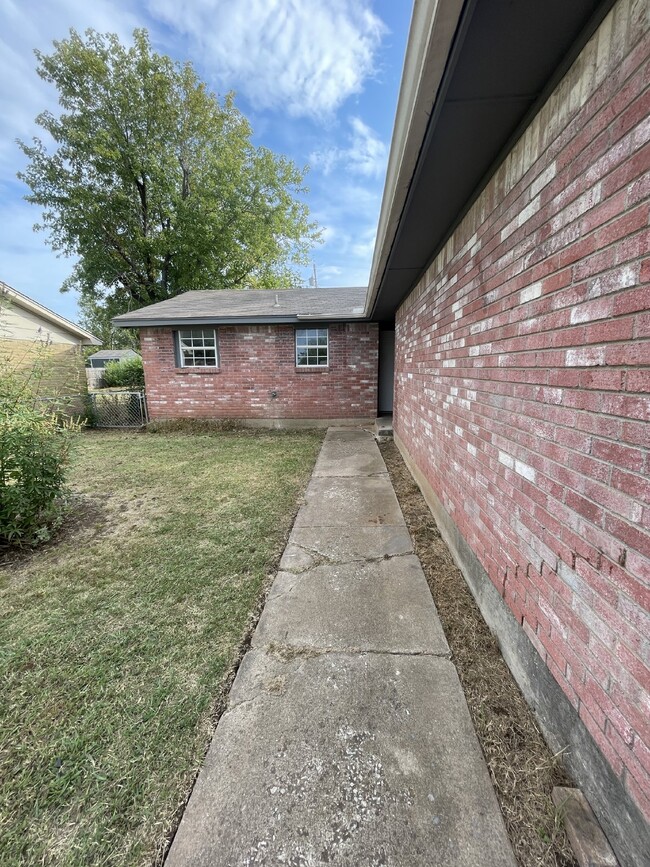 Building Photo - 3 Bed 1.5 Bath Home in NW OKC