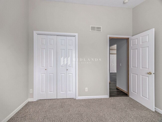 Building Photo - Beautiful Millard Townhome