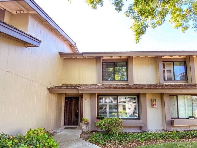 Building Photo - Two-Story 3 Bed, 3 Bath with Bonus Room in...