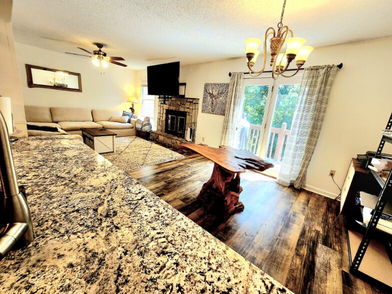 Building Photo - 701 Parkway Vista Dr