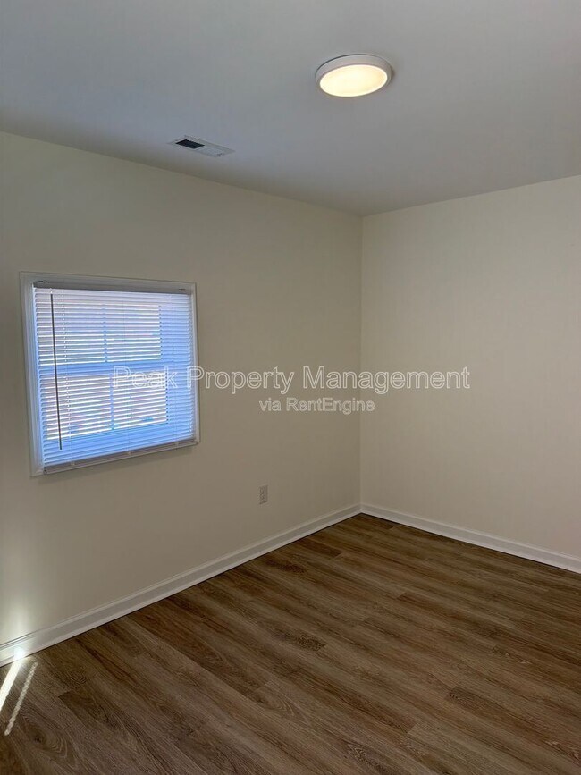 Building Photo - 3016 Parkwood Ave