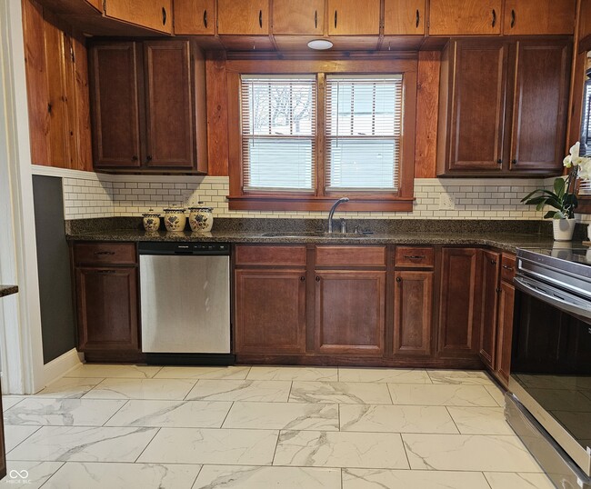 Building Photo - 335 W 4th St