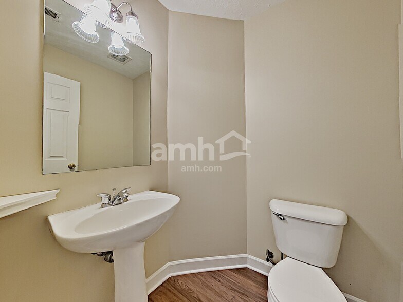 Building Photo - 8026 Meadowview Ln