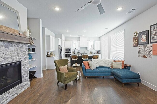 Building Photo - 1405 Bronson Ct