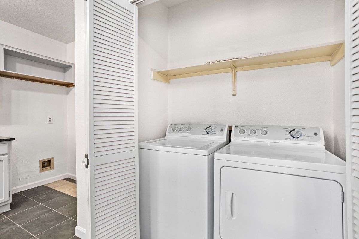 Building Photo - 9110 Chinon