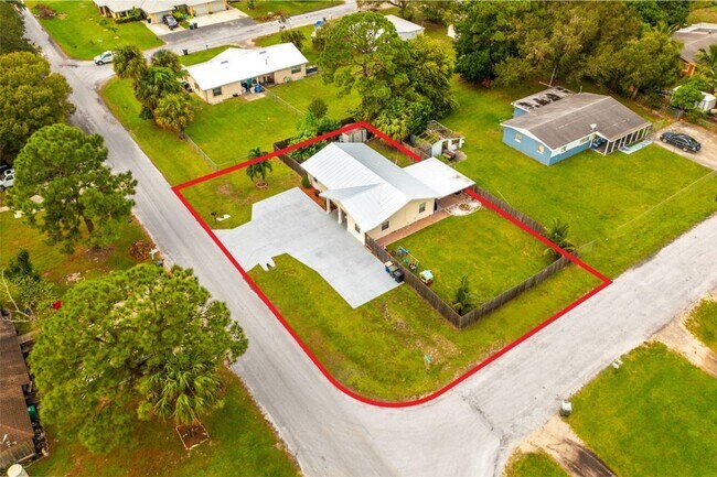 Building Photo - Charming 3 bedroom Home with Huge Fenced Yard