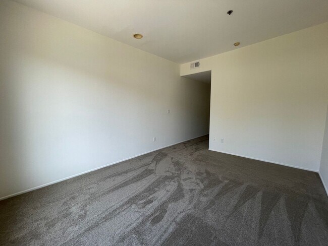 Building Photo - Top-Floor large condo on tree-lined street