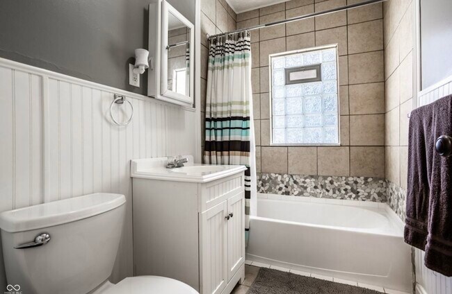 Building Photo - 907 N Riley Ave