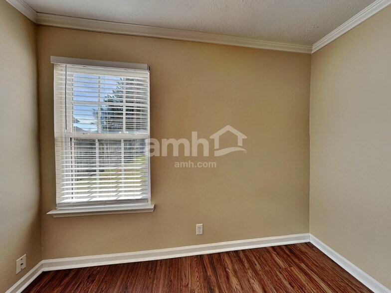 Building Photo - 1104 S Hampton Close