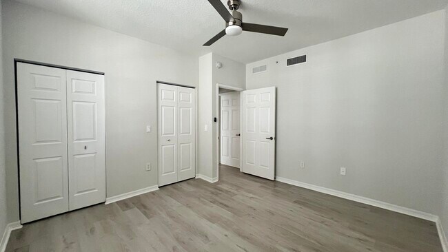 Building Photo - 806 E Windward Way