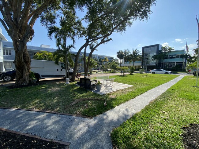 Building Photo - 10 N Palmway