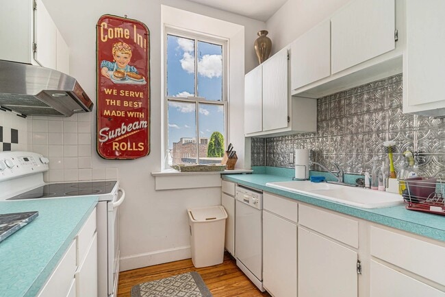 Building Photo - 350 King St