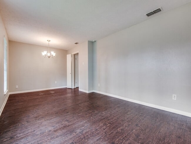 Building Photo - 2025 Cedar Valley Ln